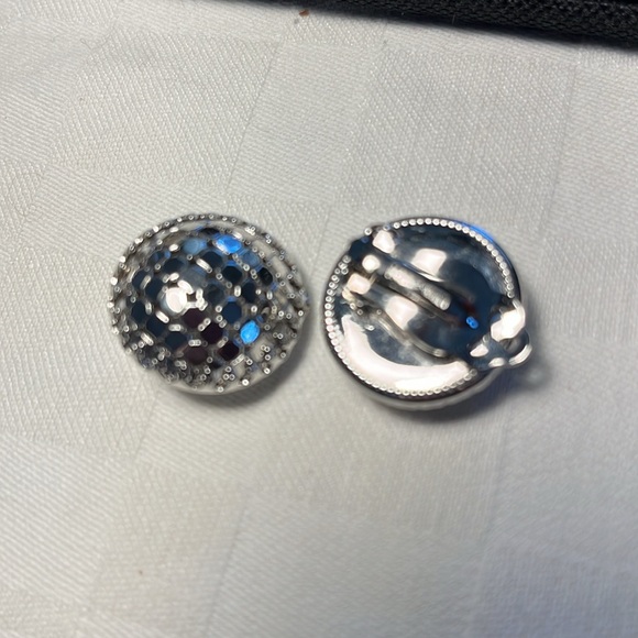 Vintage signed Whiting and Davis silver-toned domed clip on earrings - Picture 3 of 5